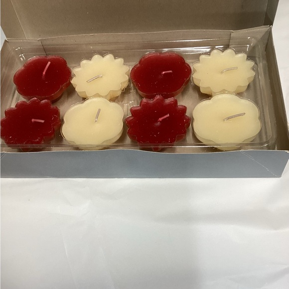 PartyLite Set of 8 Red and Cream Scented floater Candles - Picture 3 of 5